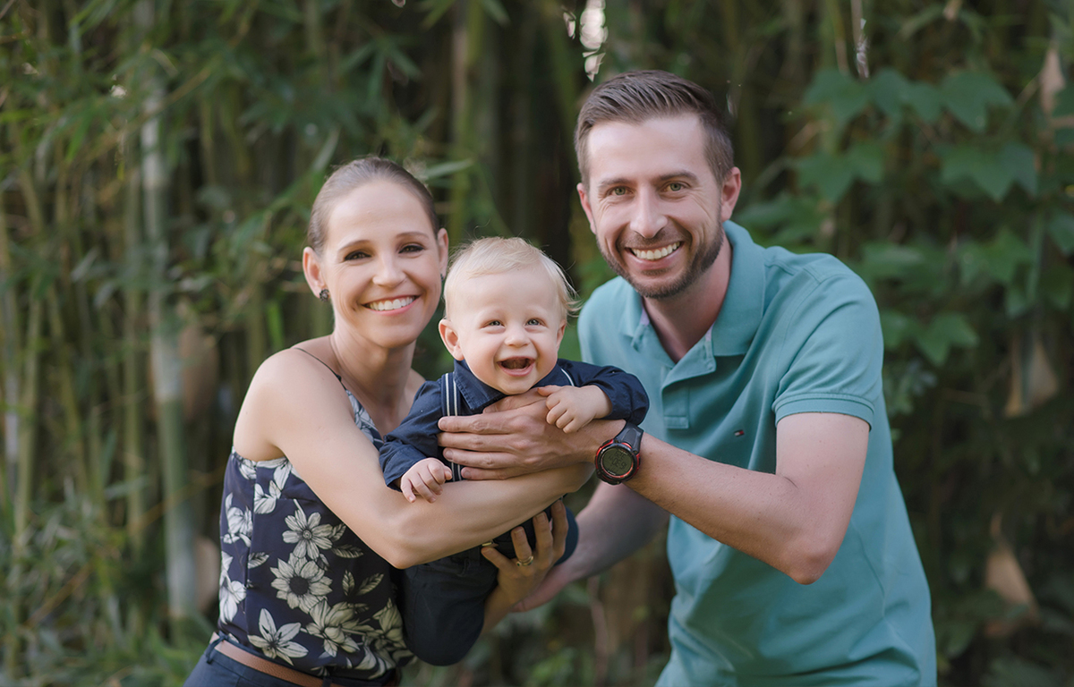 foto de bebe em caxias do sul fotografa morgana perini pais brincando de aviao com bebe