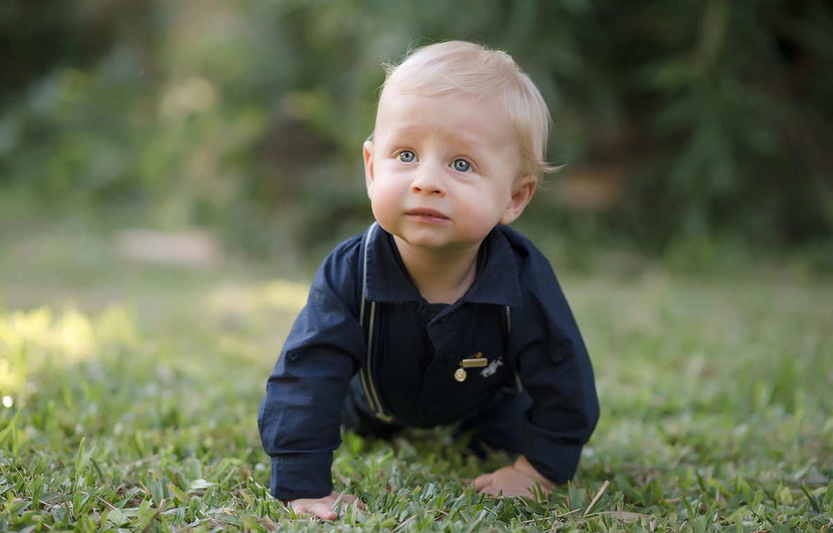 foto de bebe em caxias do sul fotografa morgana perini bebe gatinhando na grama