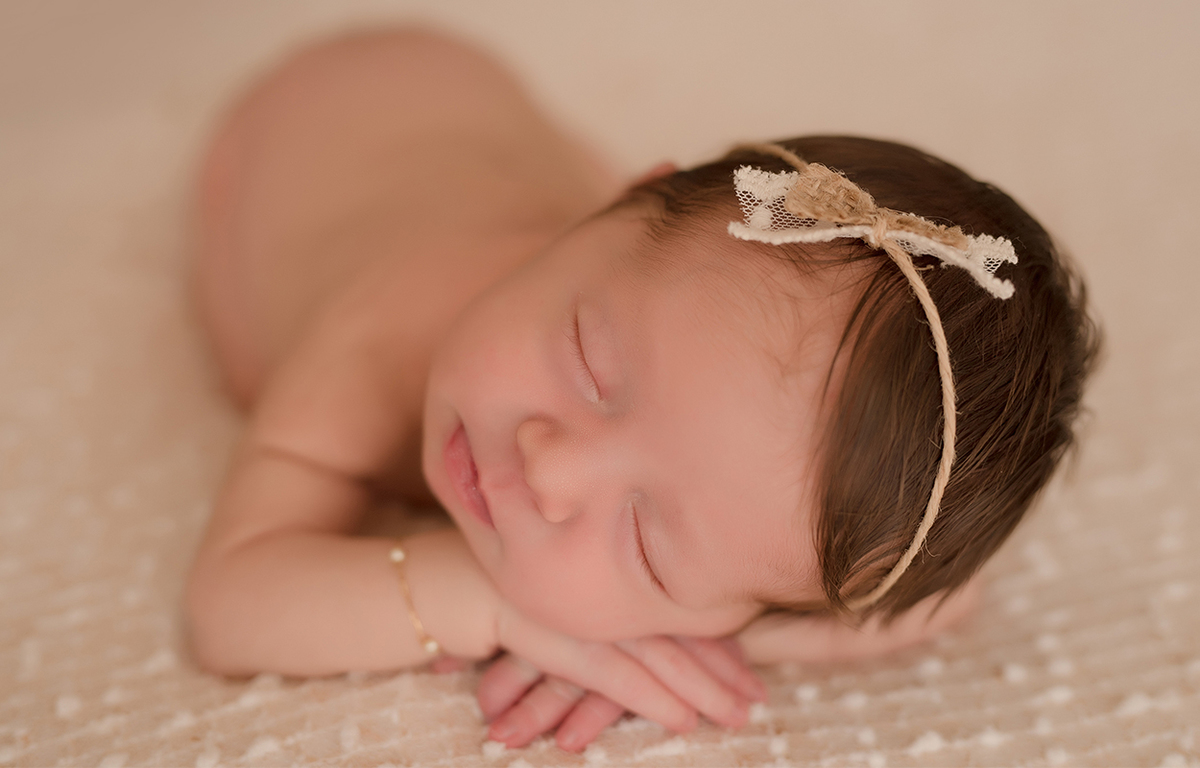 foto de recem nascida em caxias do sul fotografa morgana perini bebe deitada sobre as maozinhas