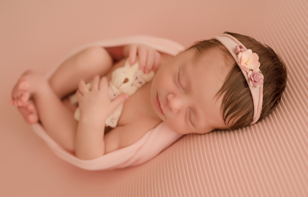 foto de recem nascida em caxias do sul fotografa morgana perini bebe enroladinha com ursinho