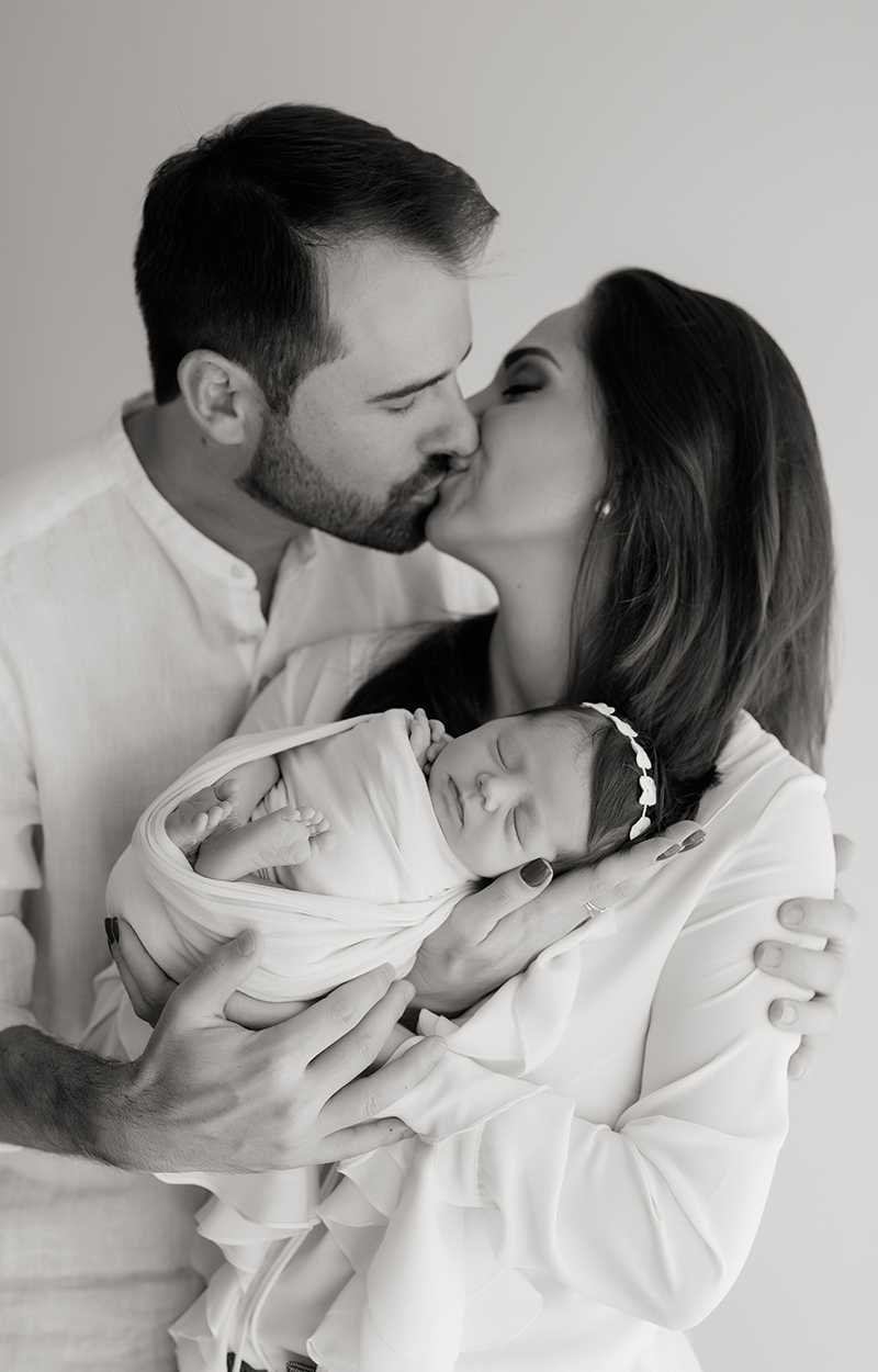 foto de recem nascida em caxias do sul fotografa morgana perini bebe no colo dos pais