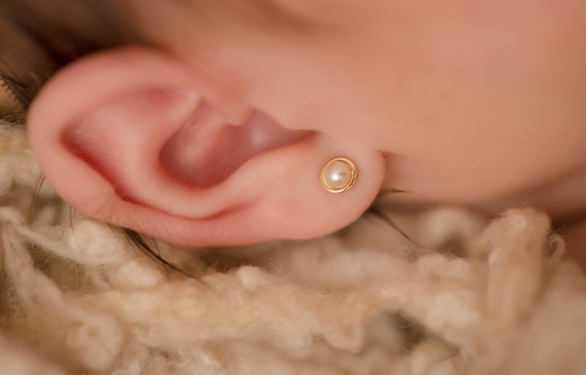 foto de recem nascida em caxias do sul fotografa morgana perini orelinha com brinco