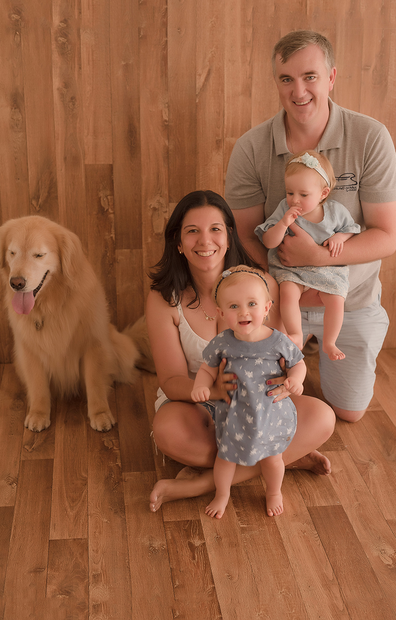foto de gemeas em caxias do sul fotografa morgana perini no estudio com cachorro