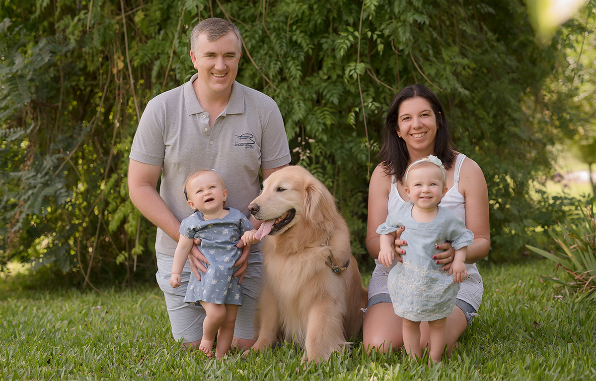 foto de gemeas em caxias do sul fotografa morgana perini familia em gramado com cachorro