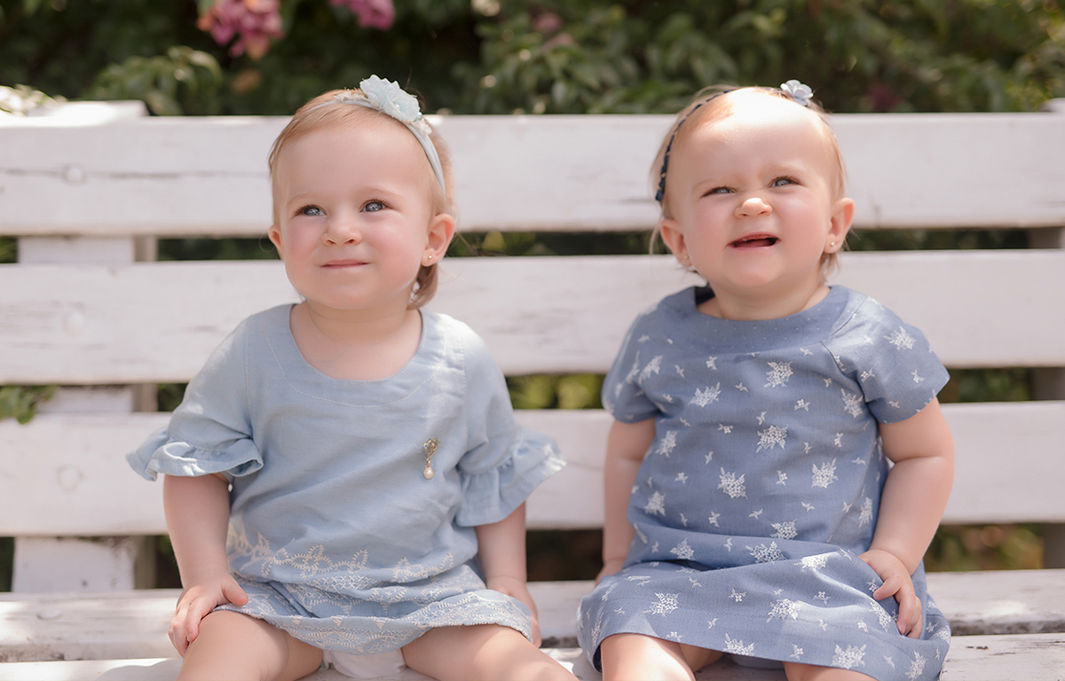 foto de gemeas em caxias do sul fotografa morgana perini meninas sentadas em banco jardim
