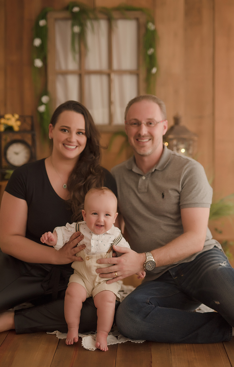 foto de bebe em caxias do sul fotografa morgana perini pais com o bebe cenario de pascoa