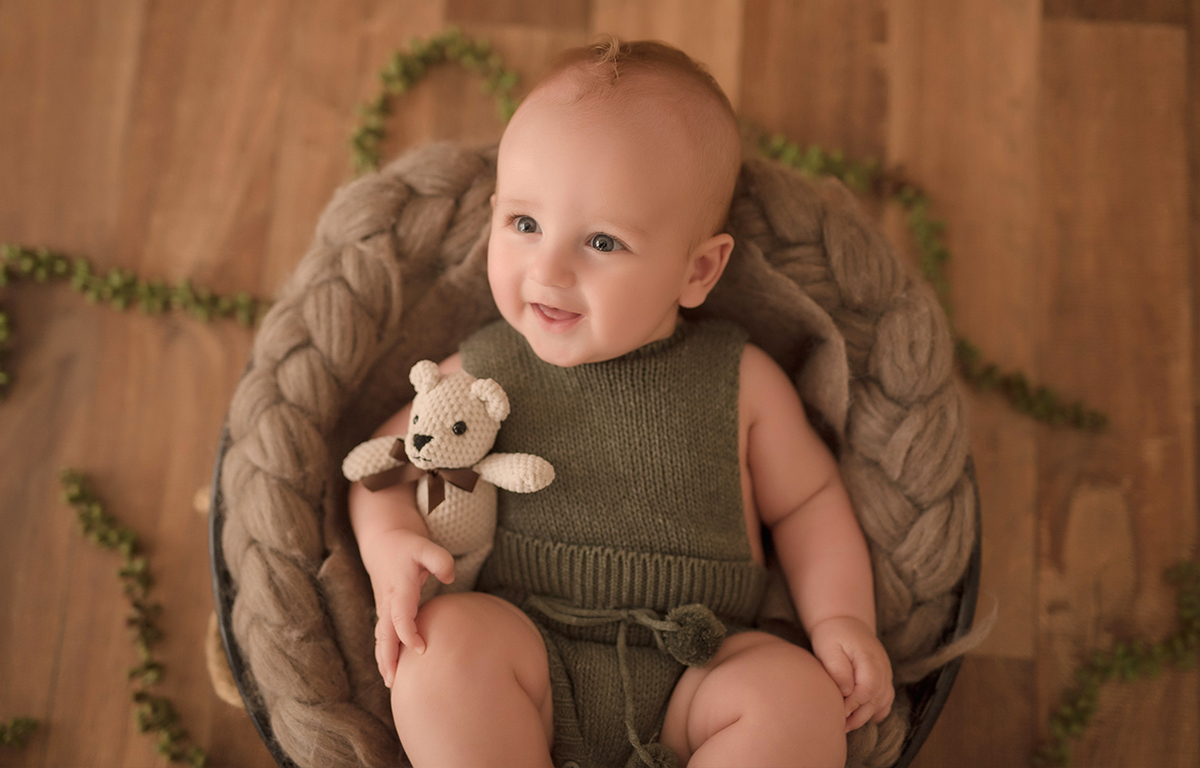foto de bebe em caxias do sul fotografa morgana perini bebe sorrindo com ursinho no braço