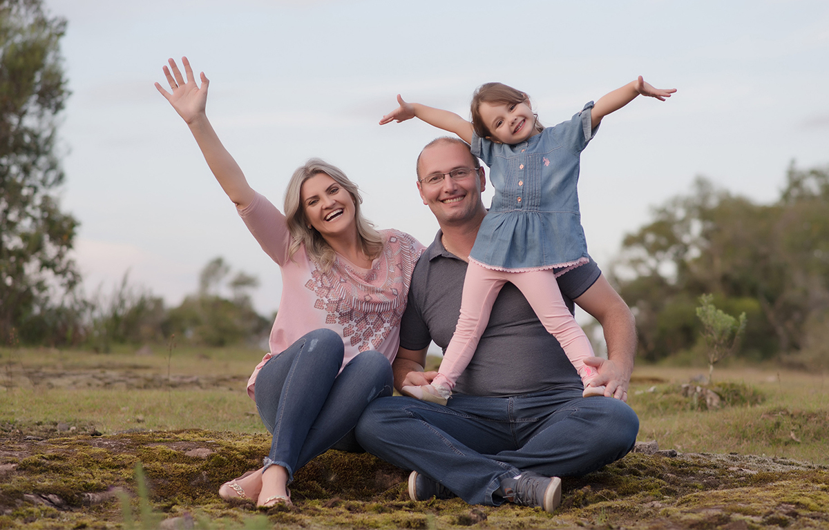 foto de menina em caxias do sul fotografa morgana perini menina no colo do pai com braços abertos