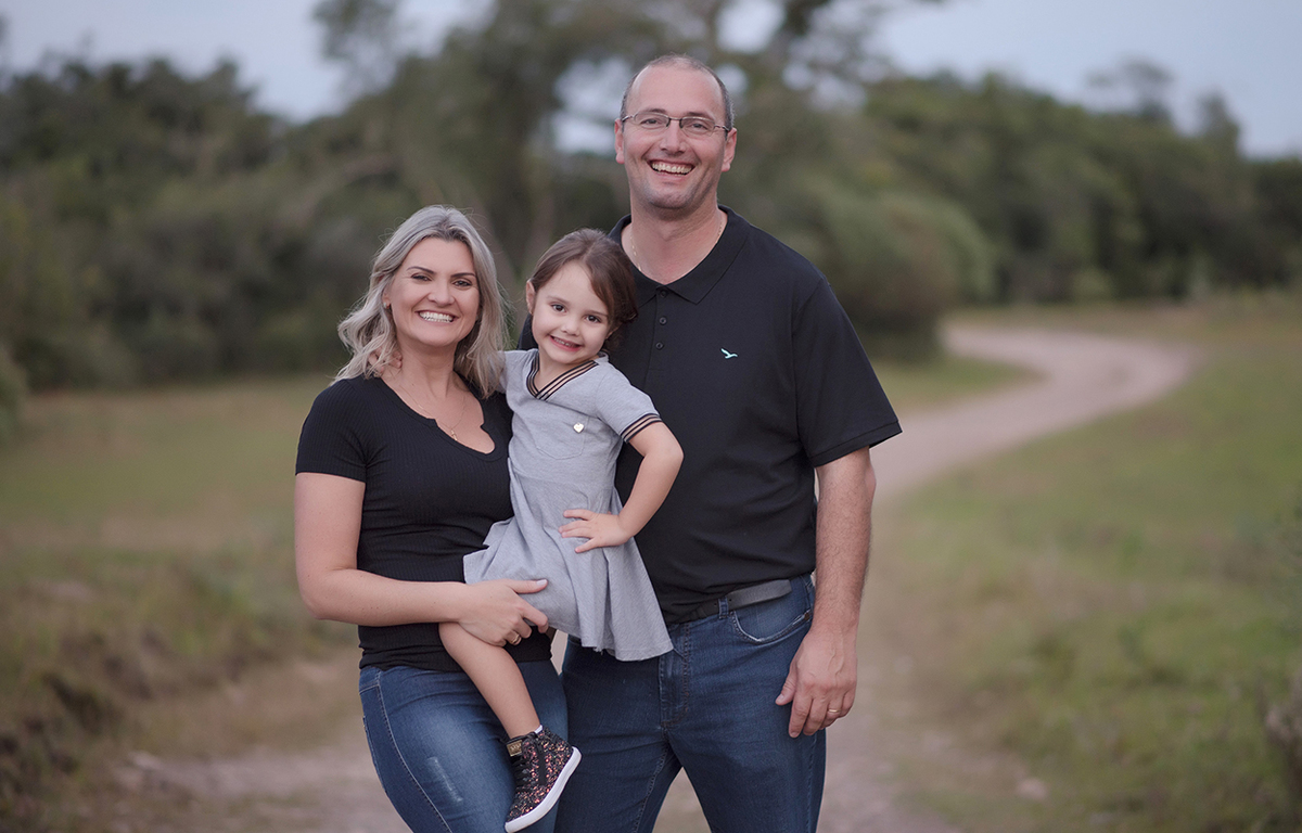 foto de menina em caxias do sul fotografa morgana perini menina no colo dos pais em estrada
