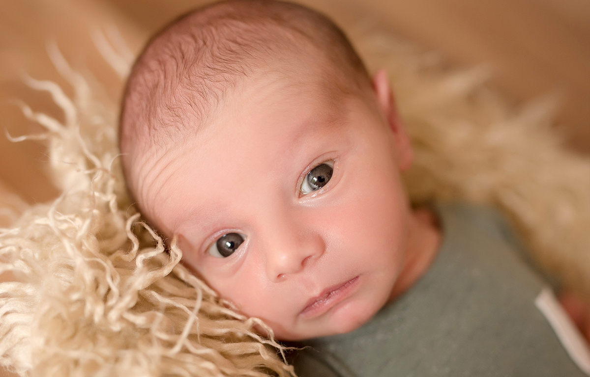 foto de newborn em caxias do sul fotografa morgana perini bebe com os olhos bem abertos