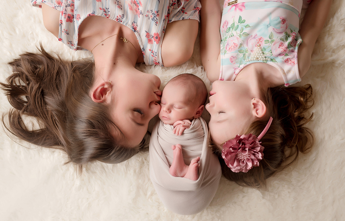 foto de newborn em caxias do sul fotografa morgana perini irmas beijando bebe