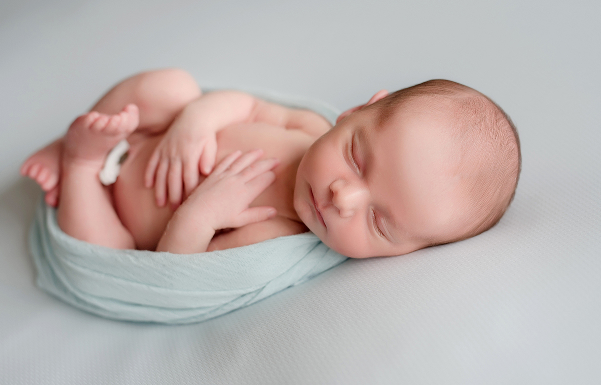 foto de newborn em caxias do sul fotografa morgana perini bebe enrolado em tecido azul