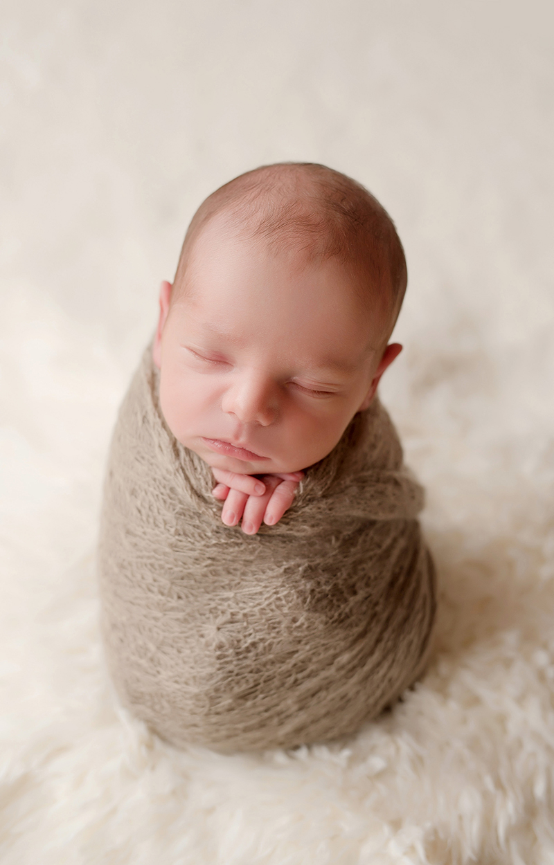 foto de newborn em caxias do sul fotografa morgana perini bebe enroladinho sozinho tecido marrom