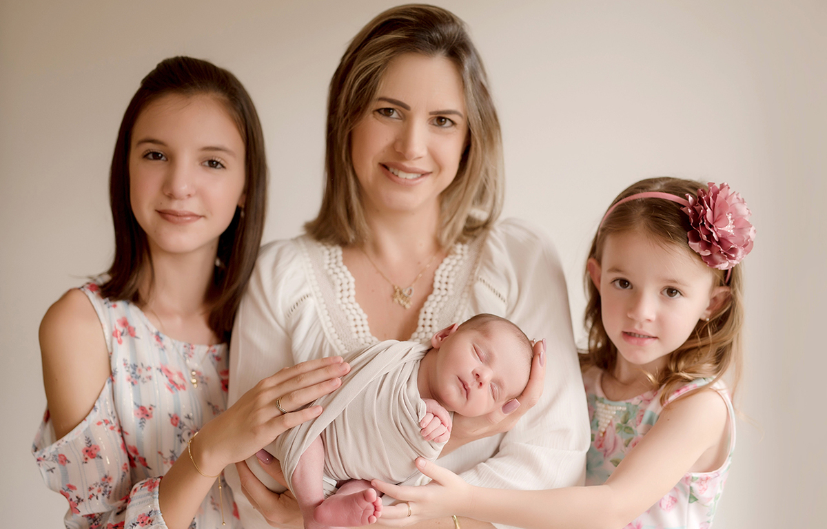 foto de newborn em caxias do sul fotografa morgana perini mae com bebe e suas duas filhas