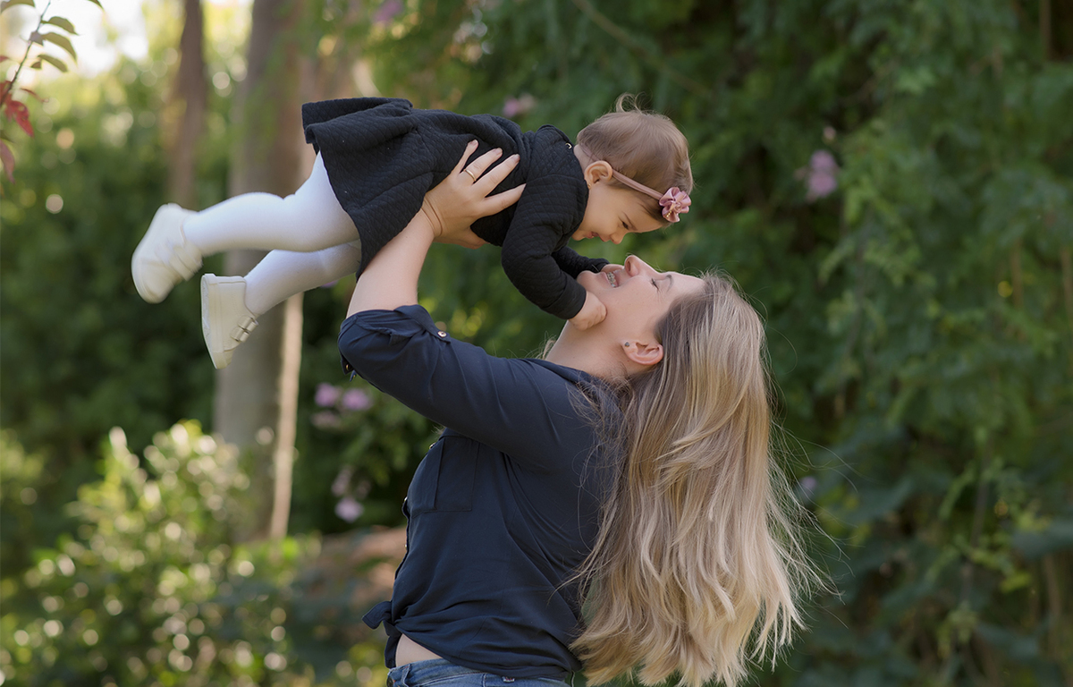 foto de bebe em caxias do sul fotografa morgana perini mae brincando com bebe roupa azul marinho