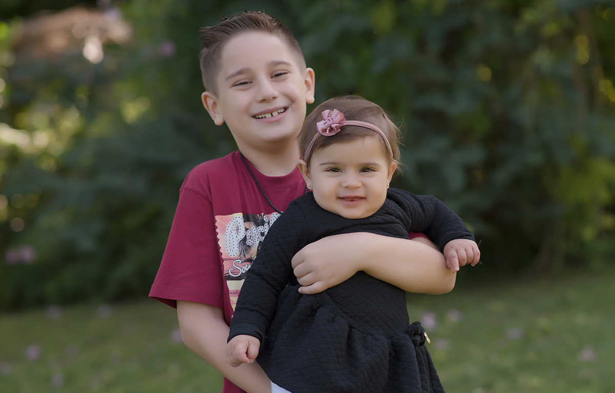 foto de bebe em caxias do sul fotografa morgana perini irmão mais velho com a irma nos braços