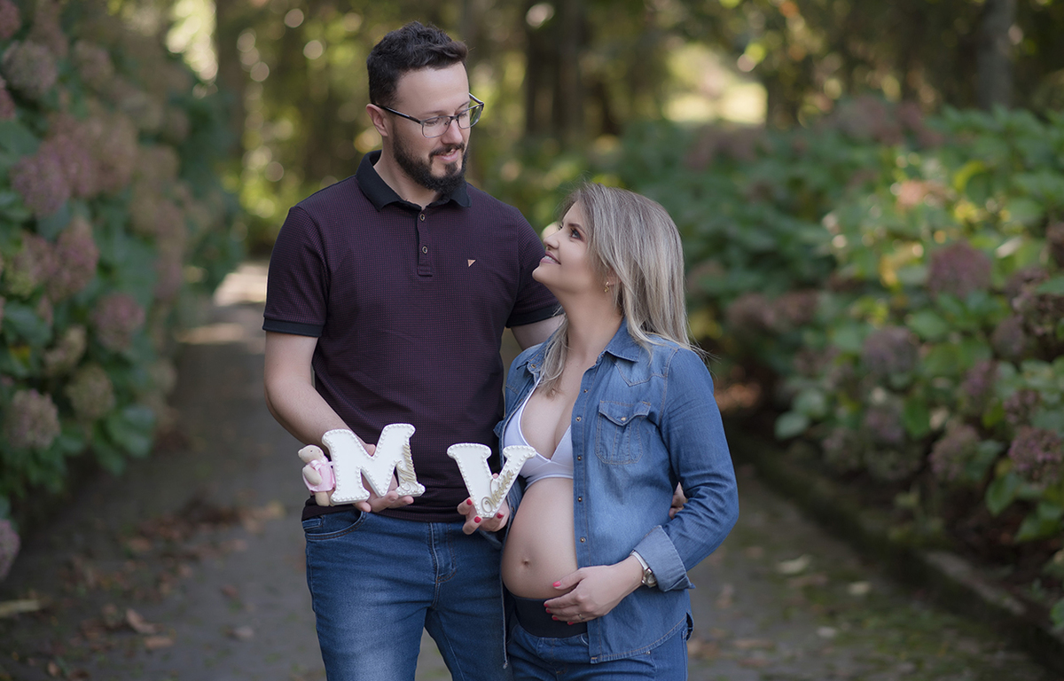 foto de gestante em caxias do sul fotografa morgana perini casal com as letras inicias do nome do bebe