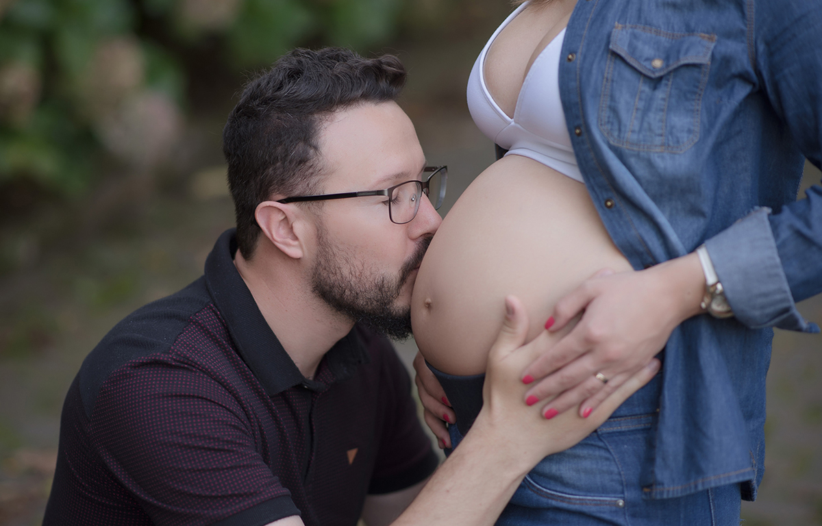 foto de gestante em caxias do sul fotografa morgana perini papai beijando a barriga 