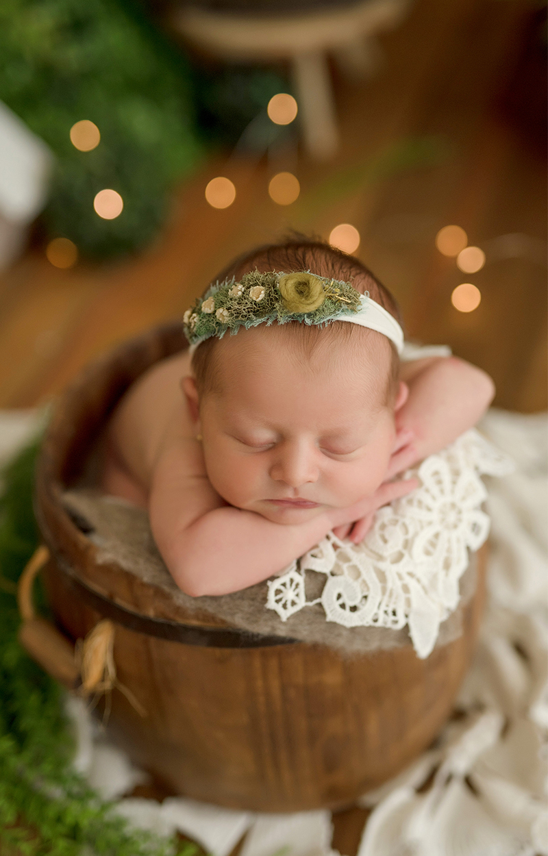 foto de bebe newborn em caxias do sul fotografa morgana perini bebe deitado com hand band de flores