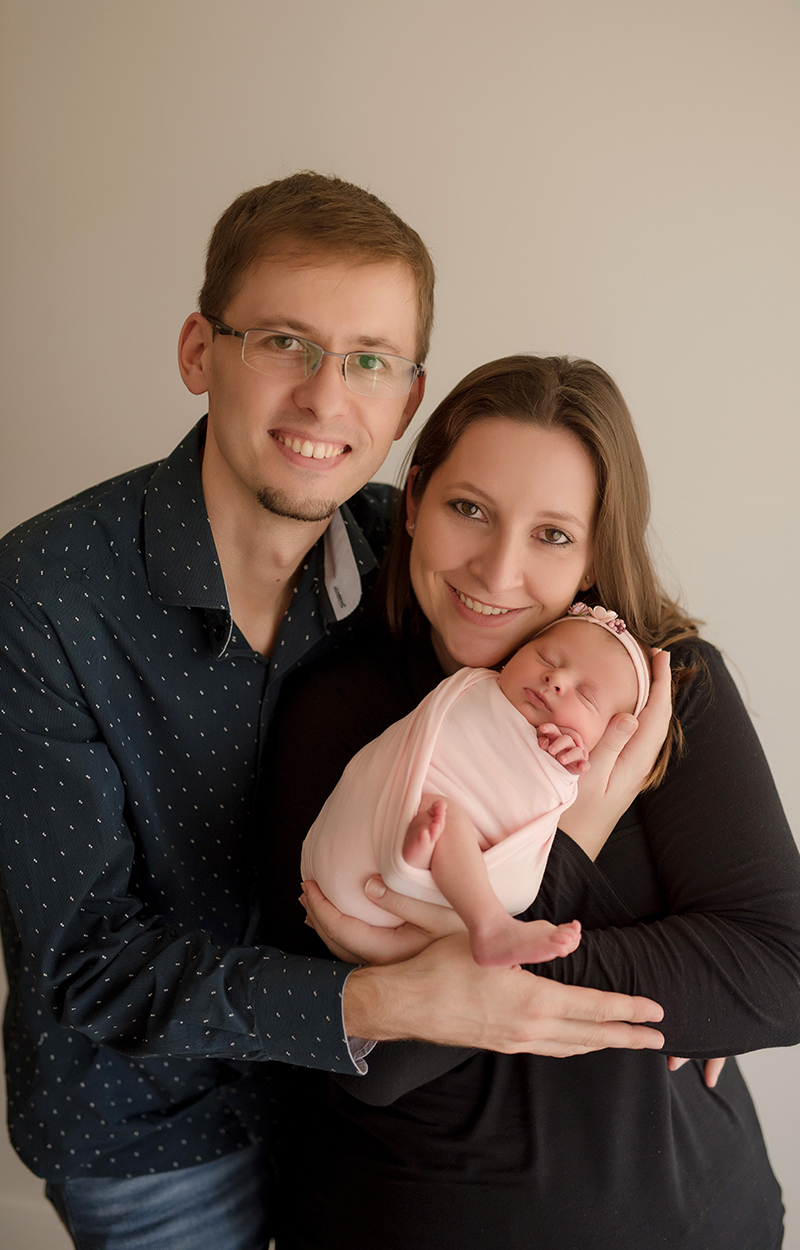 foto de bebe newborn em caxias do sul fotografa morgana perini pais com bebe no colo com roupa rosa