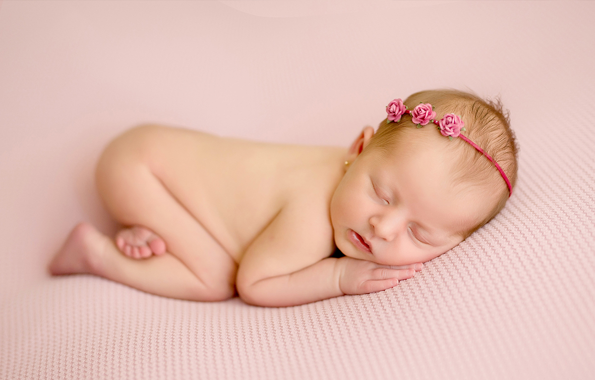foto de bebe newborn em caxias do sul fotografa morgana perini bebe em fundo rosa