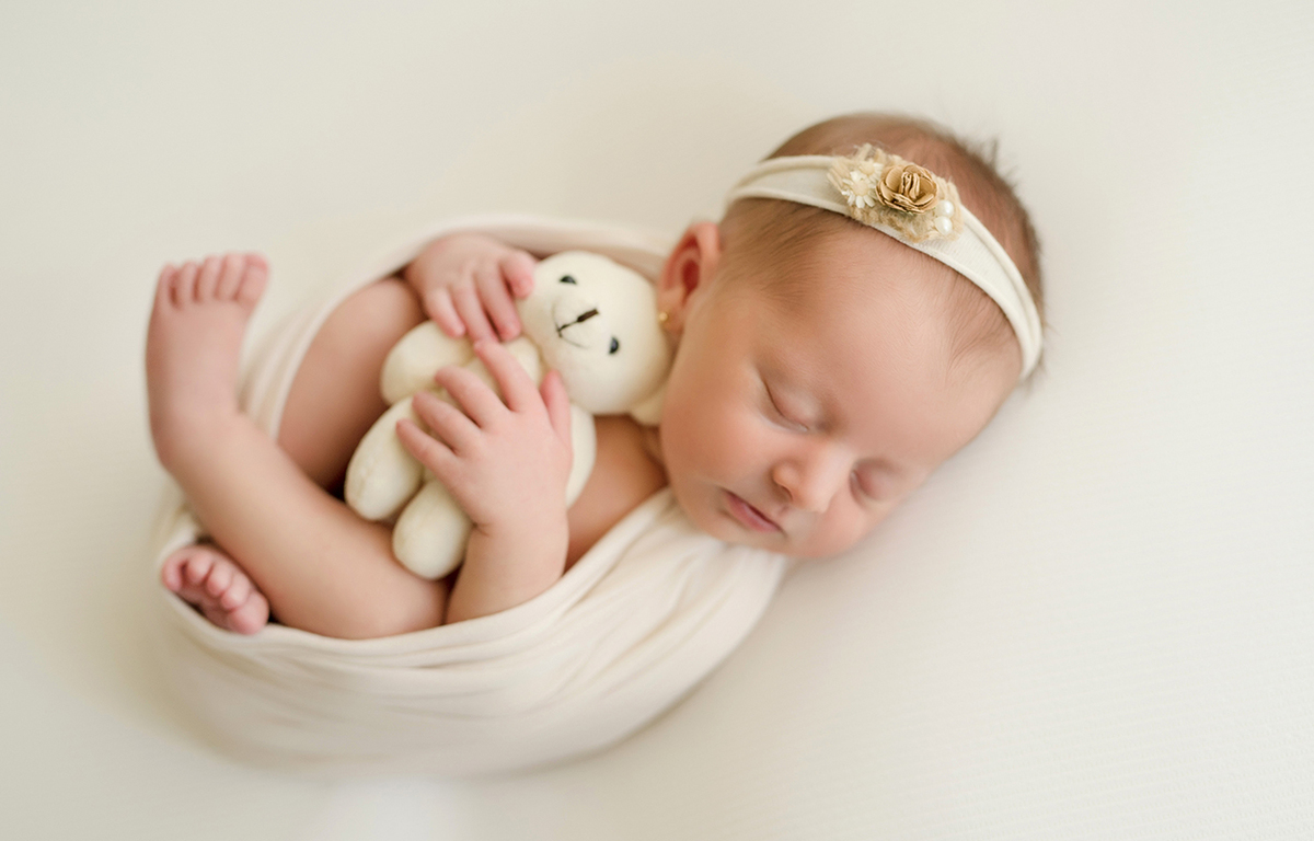 foto de bebe newborn em caxias do sul fotografa morgana perini bebe abraçada em ursinho