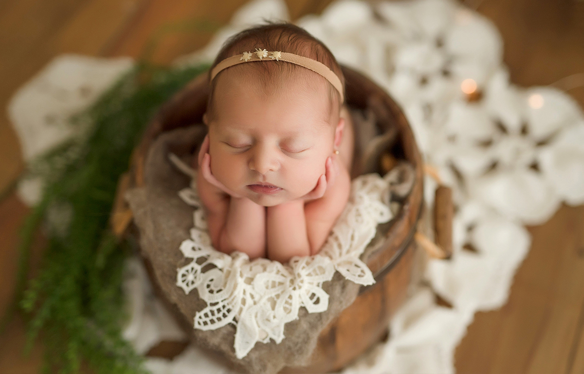 foto de bebe newborn em caxias do sul fotografa morgana perini bebe com tecidos cremes