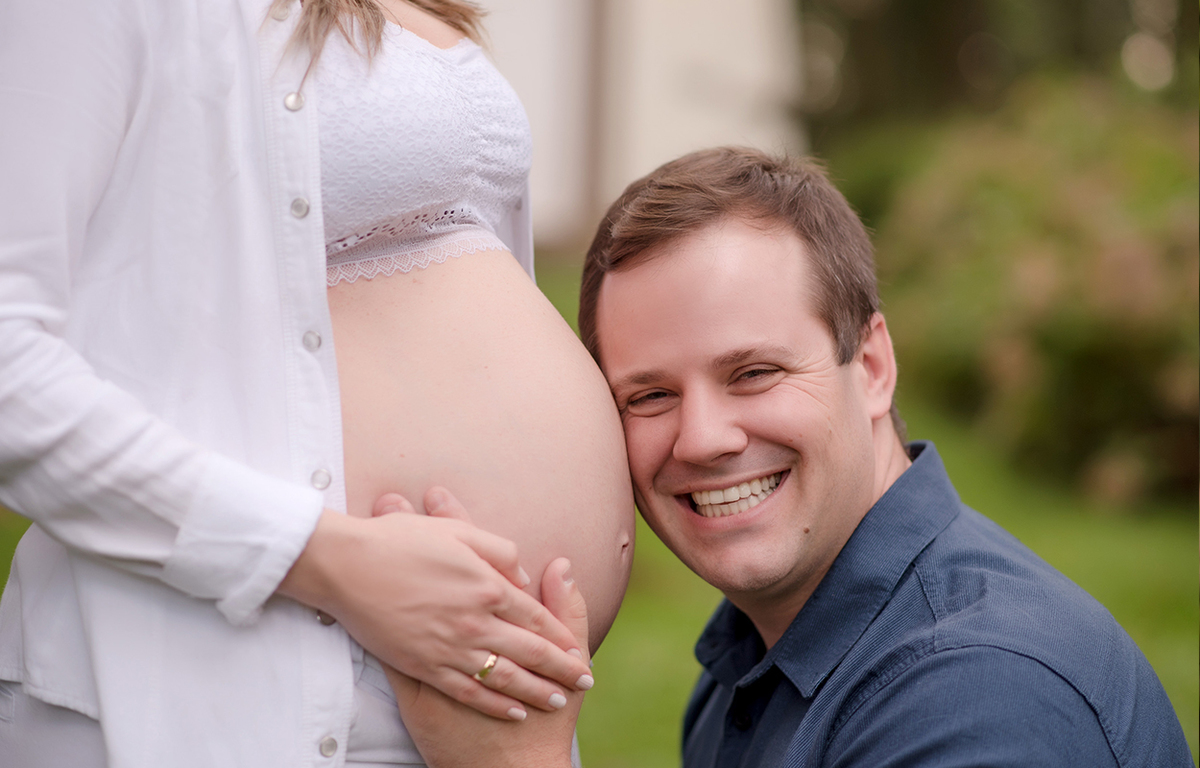 foto de gestante em caxias do sul fotografa morgana perini pai sorrindo encostado na barriga