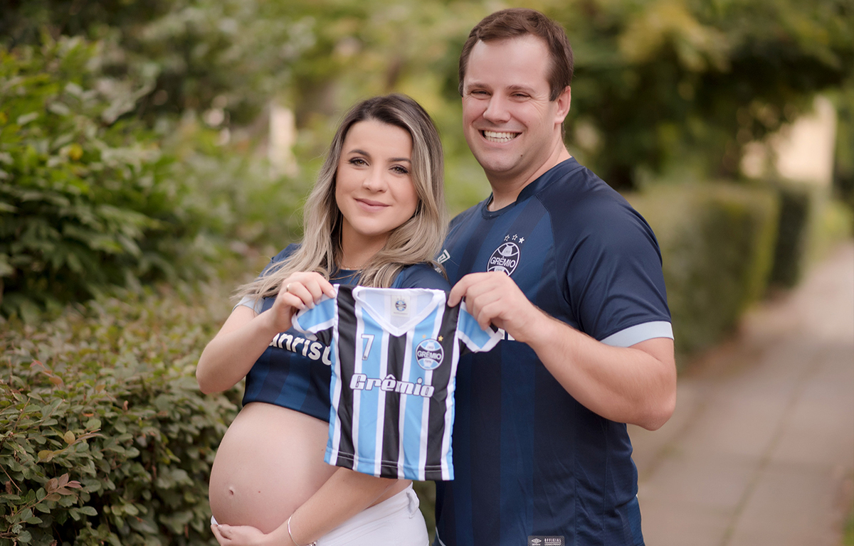 foto de gestante em caxias do sul fotografa morgana perini pais segurando camiseta do gremio