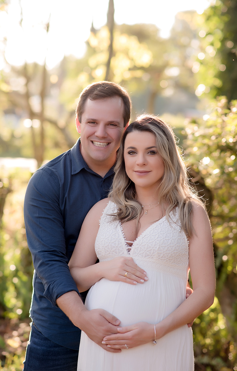 foto de gestante em caxias do sul fotografa morgana perini gestante vestido branco abraçada no marido