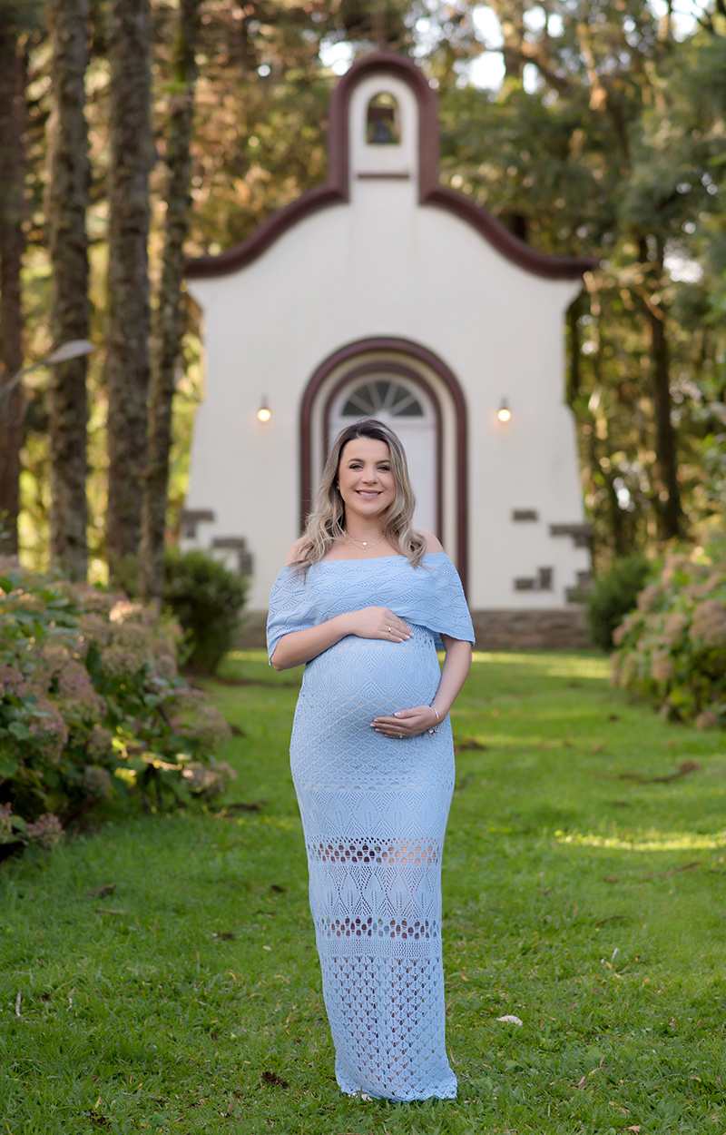 foto de gestante em caxias do sul fotografa morgana perini gestante em frente a igreja vestido azul