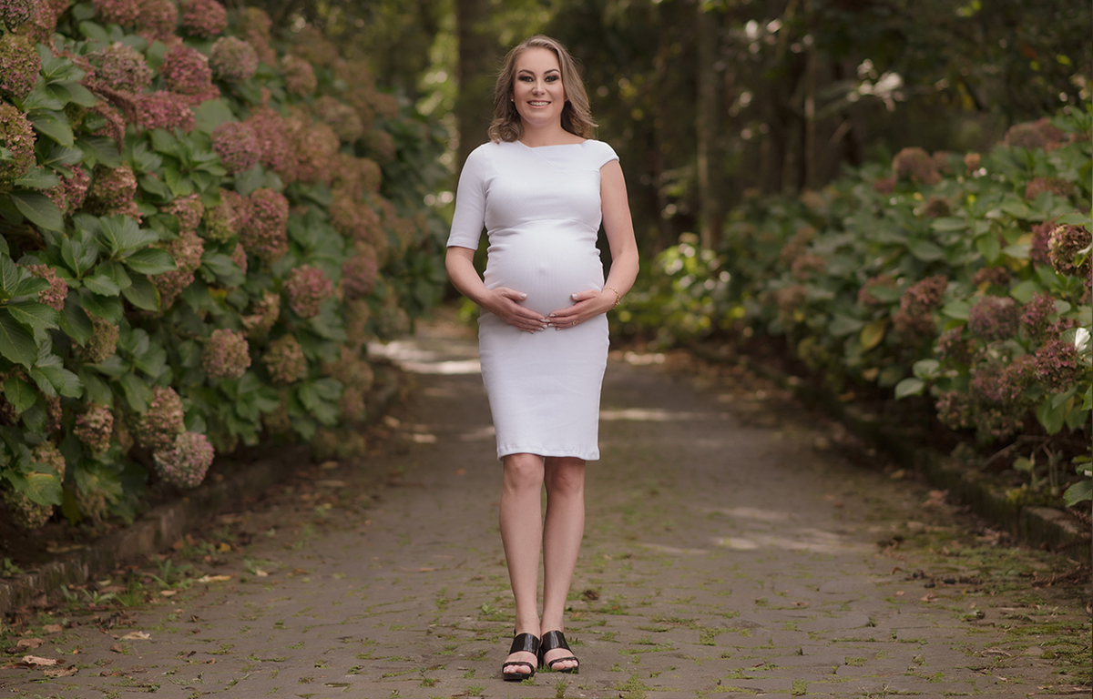 foto de gestante em caxias do sul fotografa morgana perini mae com vestido branco