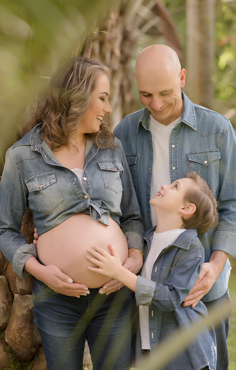 foto de gestante em caxias do sul fotografa morgana perini familia reunida sorrindo