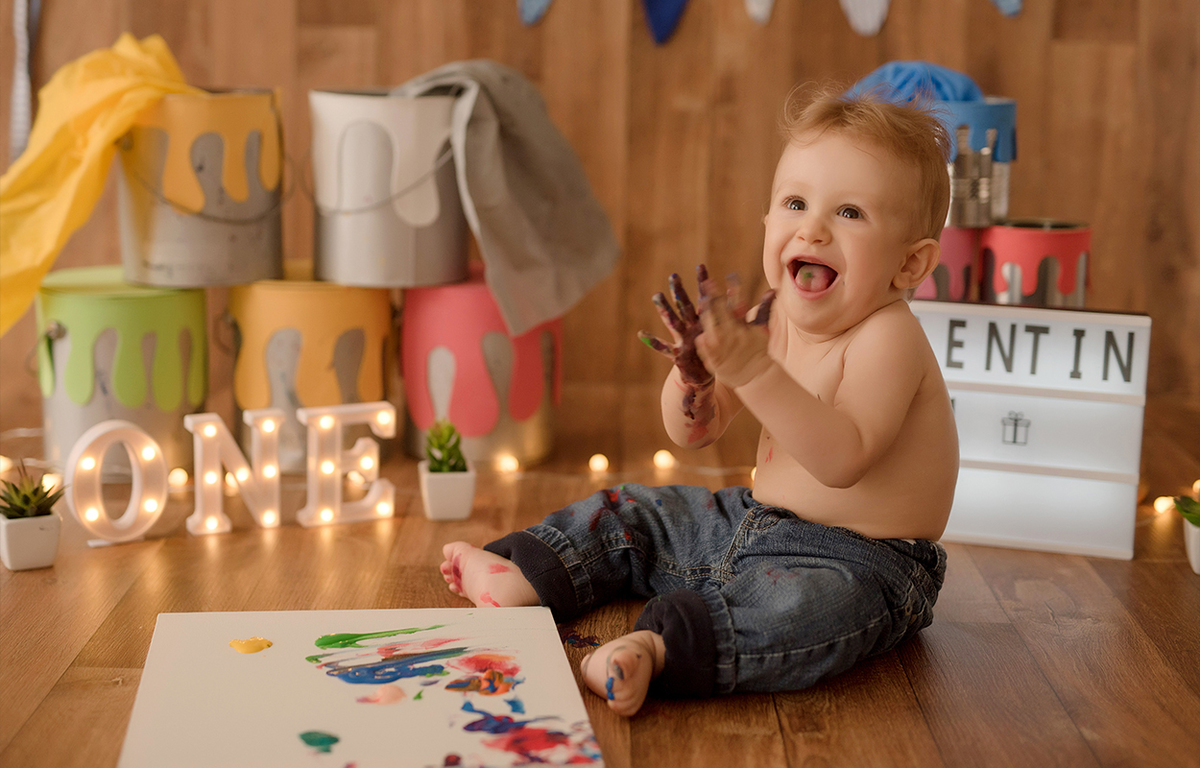 foto de bebe em caxias do sul fotografa morgana perini bebe sorrindo com tinta nas mãos