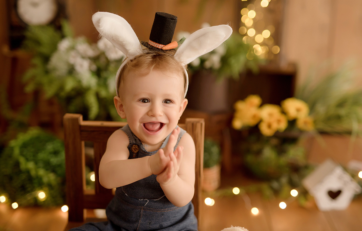 foto de bebe em caxias do sul fotografa morgana perini menino sorrindo com orelhas de coelho