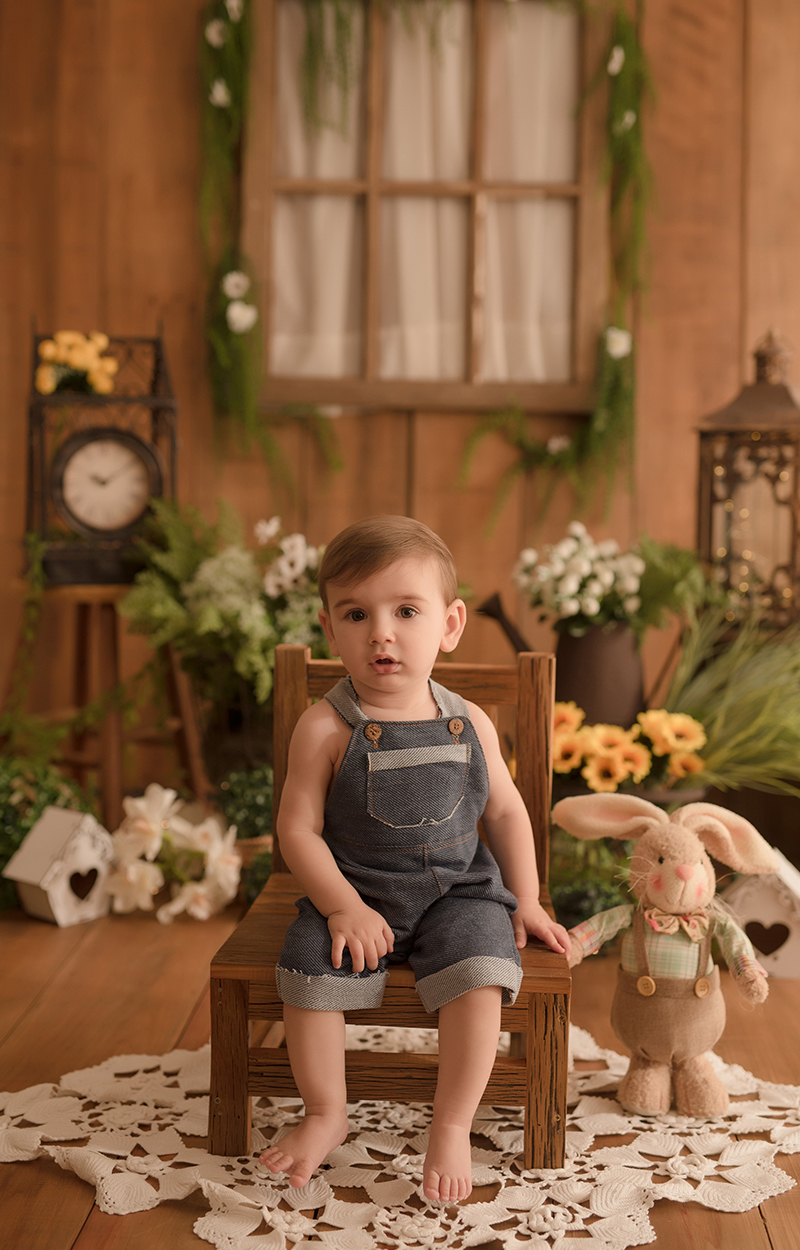 foto de bebe em caxias do sul fotografa morgana perini bebe de macacao cenario de pascoa