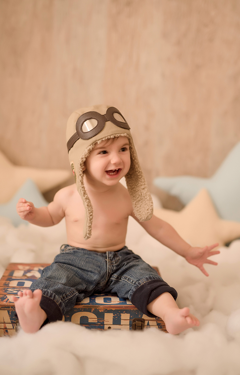foto de bebe em caxias do sul fotografa morgana perini bebe sorrindo touca de aviador