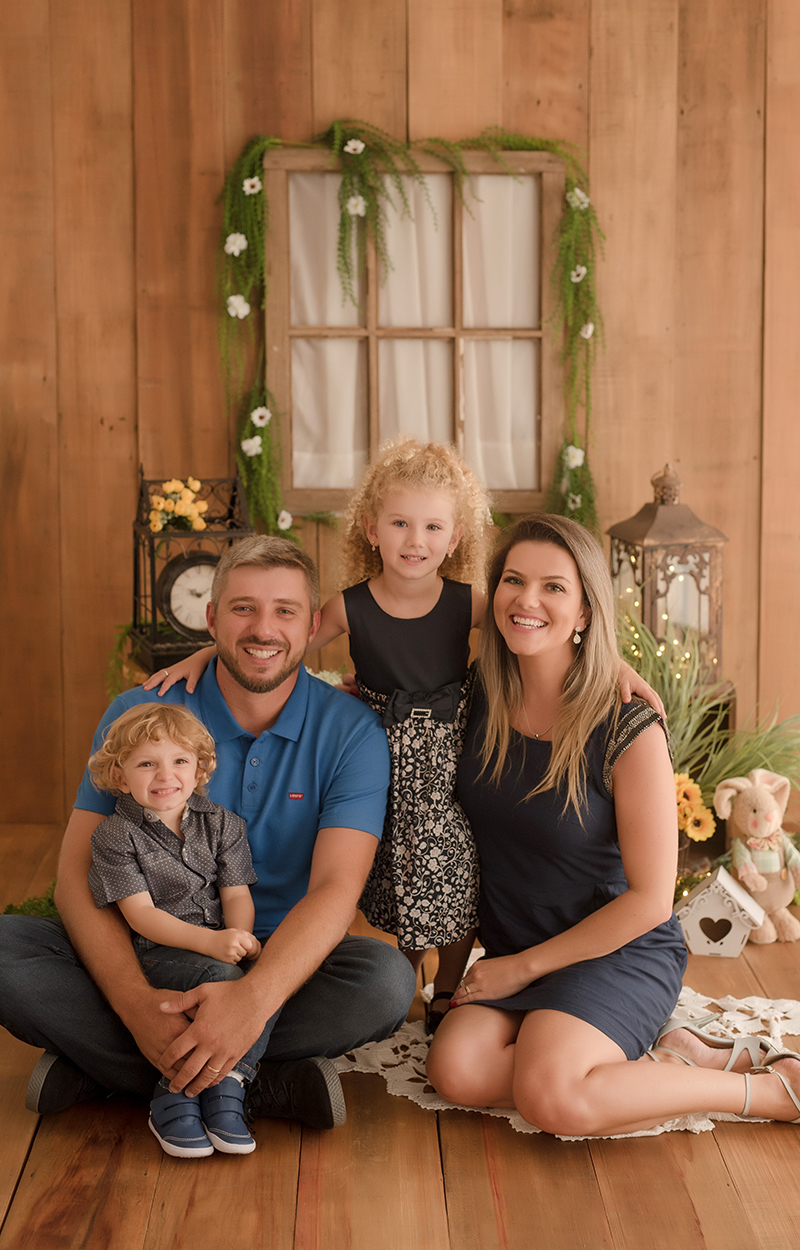 Foto de criança em caxias do sul fotografa morgana perini pais com os dois filhos
