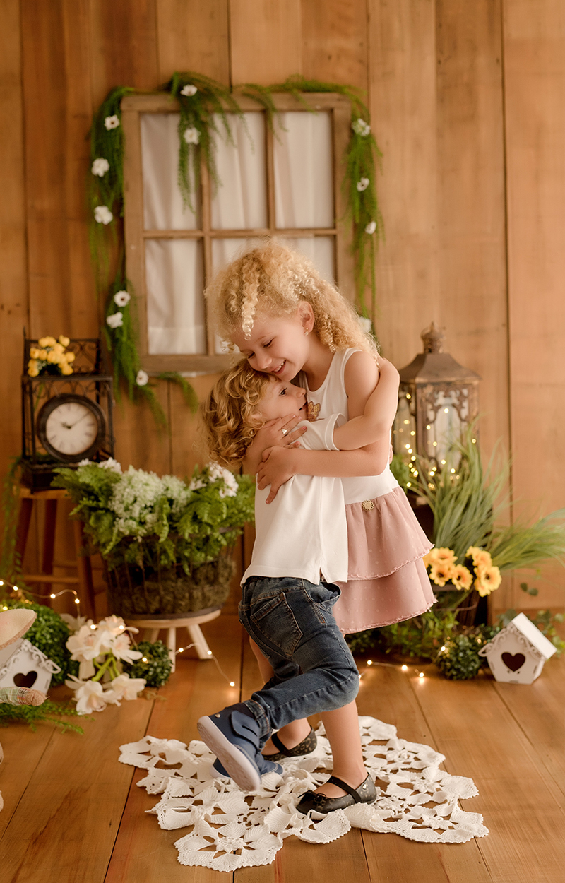 Foto de criança em caxias do sul fotografa morgana perini irmaos se abraçando