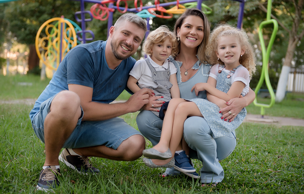 Foto de criança em caxias do sul fotografa morgana perini familia em parquinho com dois filhos