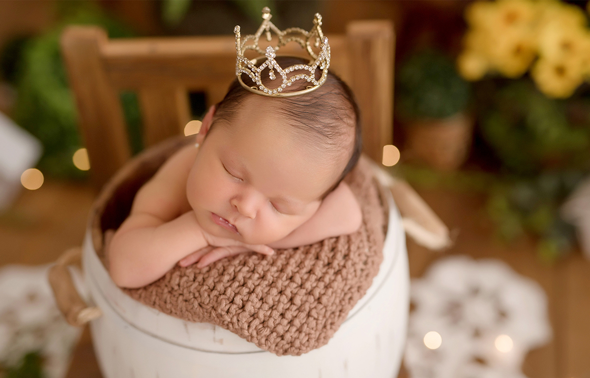 Foto de recém nascido em caxias do sul fotografa morgana perini bebe com cora de princesa