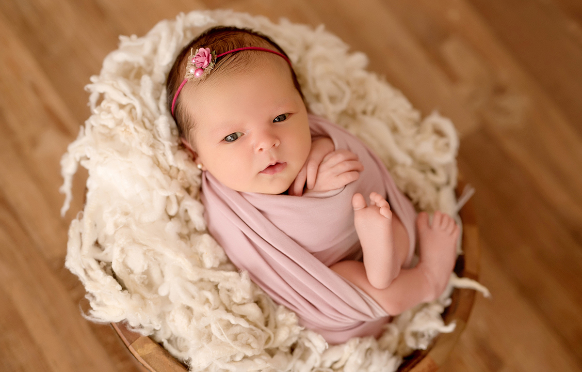 Foto de recém nascido em caxias do sul fotografa morgana perini bebe acordado enroladinha