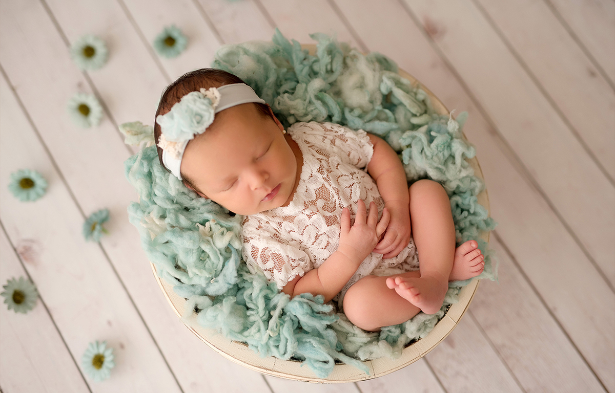 Foto de recém nascido em caxias do sul fotografa morgana perini bebe com roupinha de renda