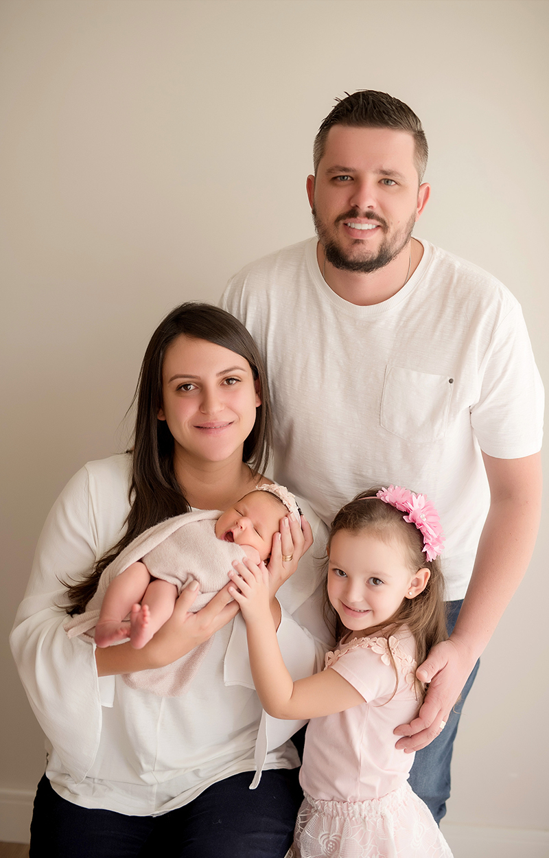 Foto de recém nascido em caxias do sul fotografa morgana perini familia com recem nascido