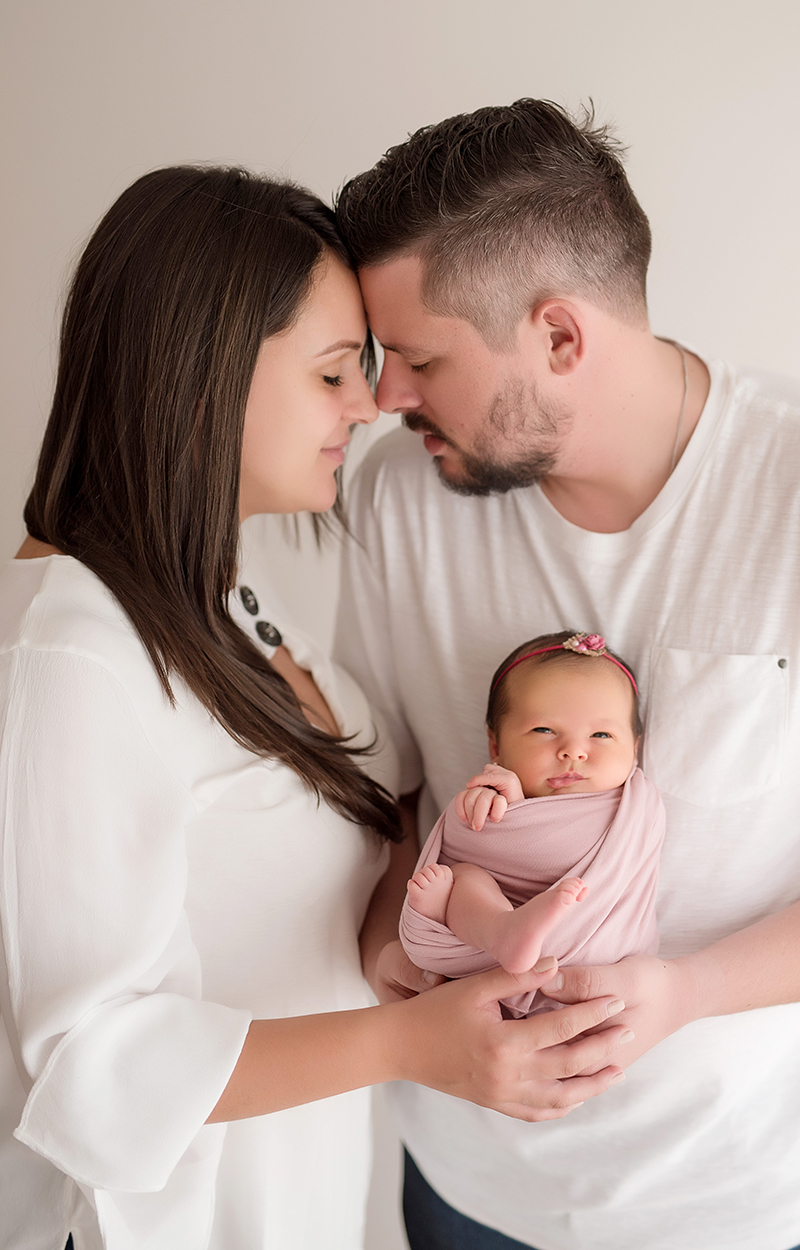 Foto de recém nascido em caxias do sul fotografa morgana perini bebe no colo dos pais