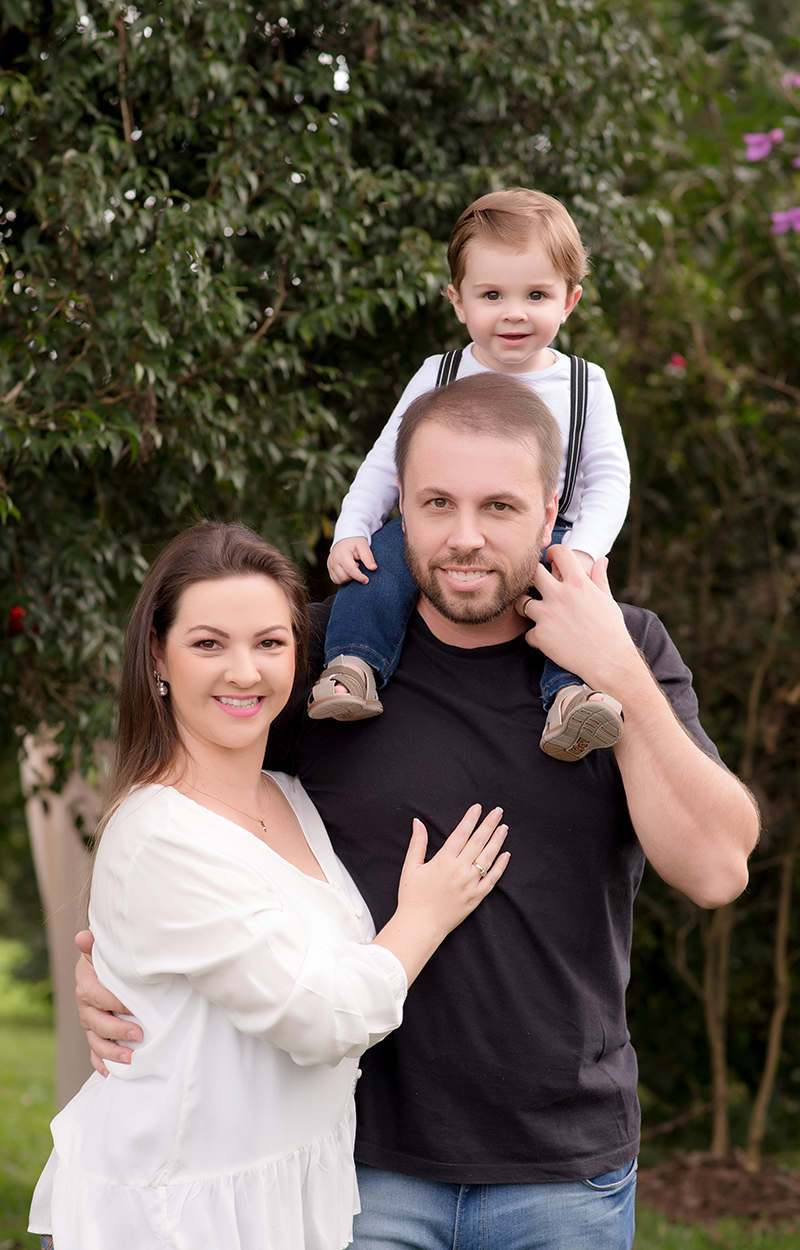 Foto de bebe em caxias do sul fotografa morgana perini nos ombros do pai