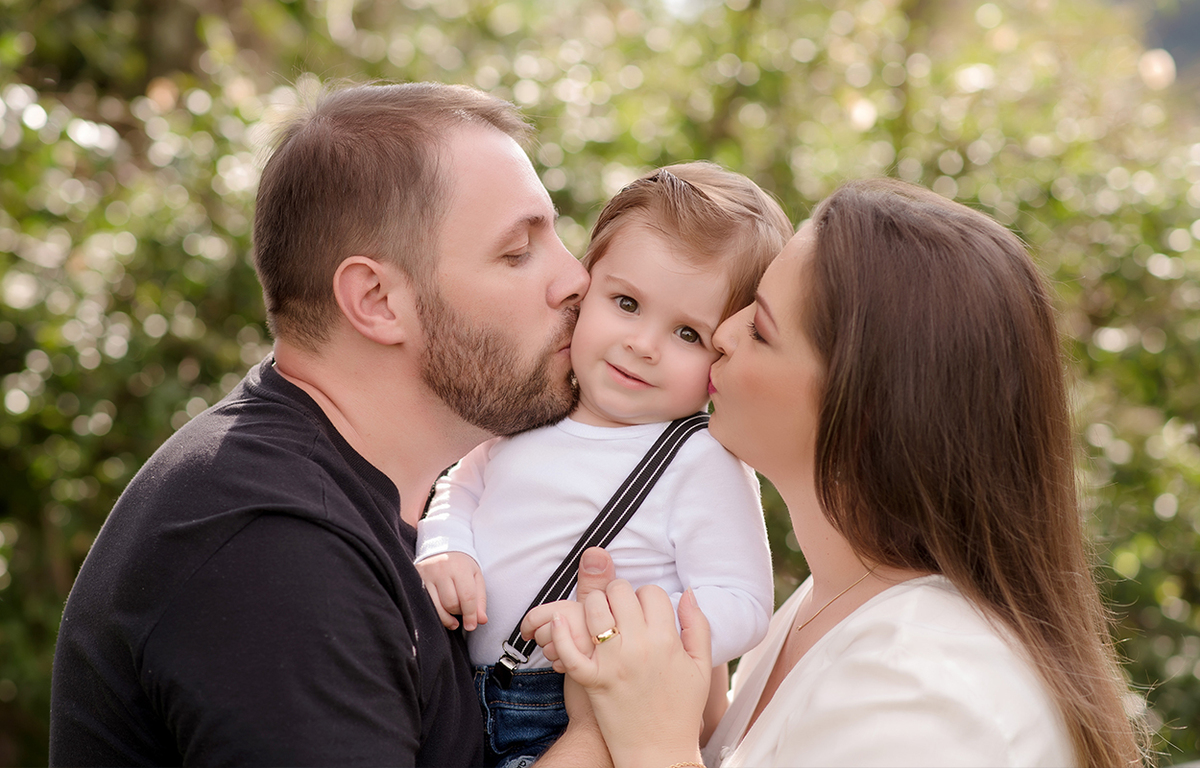 Foto de recém nascido em caxias do sul fotografa morgana perini pais beijando bebe