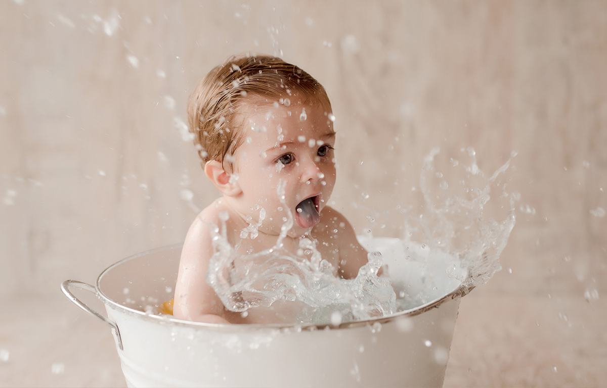 Foto de recém nascido em caxias do sul fotografa morgana perini bebe brincando em banheira 