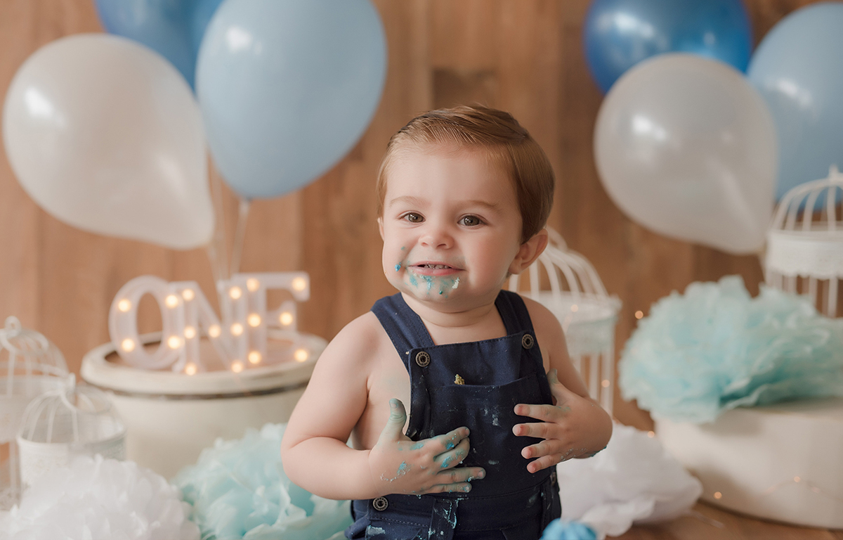 Foto de recém nascido em caxias do sul fotografa morgana perini bebe no meio de balões brancos e azuis 