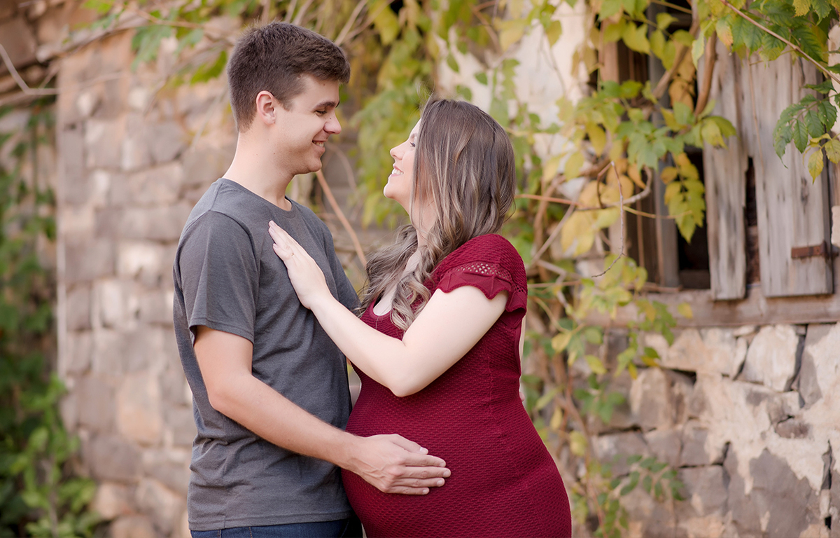 Foto de gestante em caxias do sul fotografa morgana perini gestante vestido marsala com marido